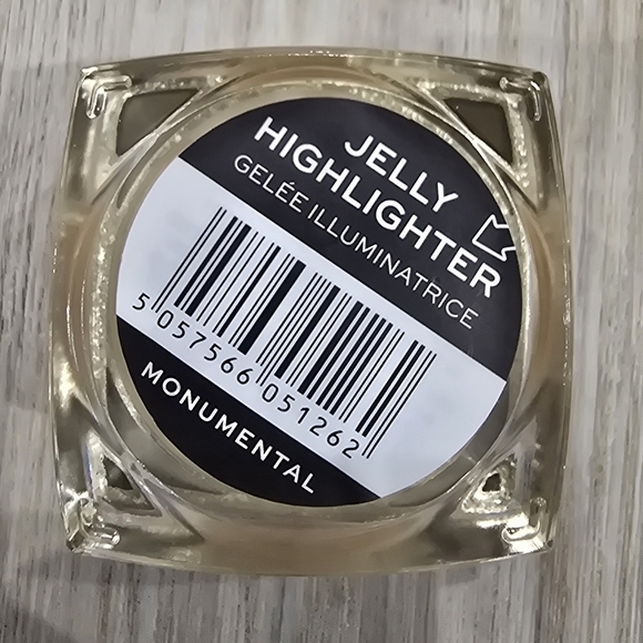 New Makeup Revolution Jelly Highlighter Monumental 0.3 Oz - Picture 3 of 5